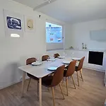 Modern Arctic Retreat With Stunning Mountain Views Apartament